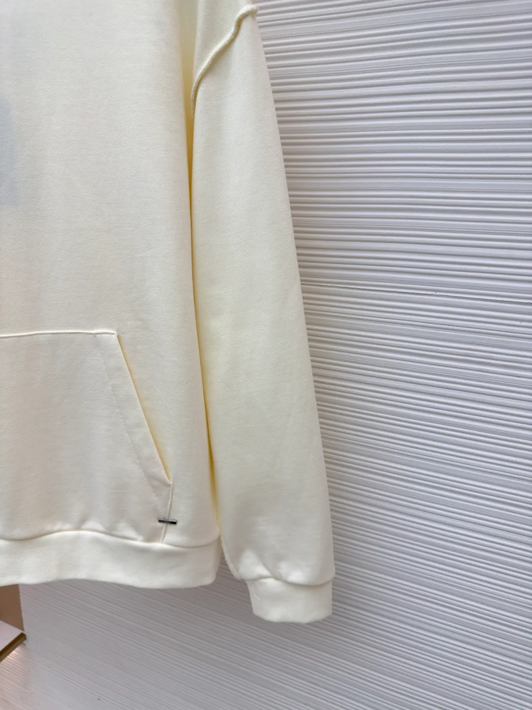 LOUIS VUITTON solid color pullover hoodie long-sleeved sweatshirt ●Authentic product: purchased and developed by 7899 ●Item number: 1680507-A60 ●Fabric: fleece sweatshirt fabric ●Technology: spliced ​​and recycled ●Version: fitted version ●Weight: about 630 grams ●Size: S-M-L-XL ●Description: Trendy brand double-strand 360g fleece sweatshirt material. 2*2 trendy brand thread 400g, machine-made hardware, splicing and return, fabric fermentation washing, customized 1:1 hardware, customized 1:1 trademark. The overall wiring is straight and delicate, the fabric is comfortable and soft, and the color is consistent without color difference. It can be matched with the same style to create a fashionable look and control various occasions. Customized accessories, complete with three standards, same style for men and women!